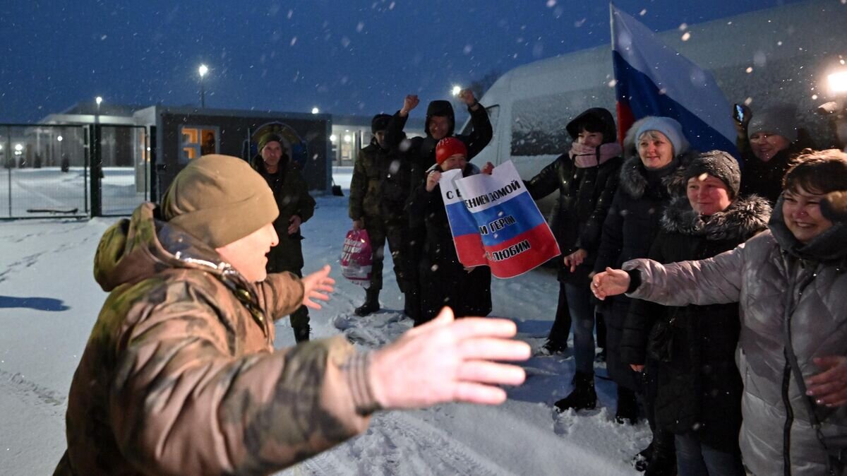   Встреча российских военнослужащих, вернувшихся из украинского плена, в Луганске© РИА Новости / Евгений Биятов