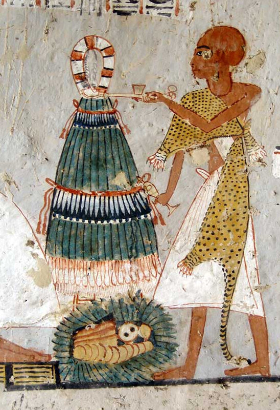 Древнеегипетский жрец в леопардовой шкуре совершает обряд подношения и воскурения. Новое царство