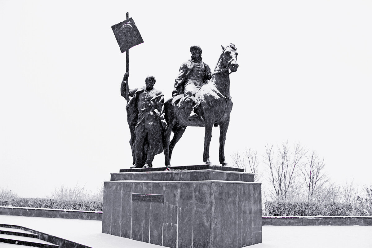 Памятник основателю Симбирска Б. Хитрово