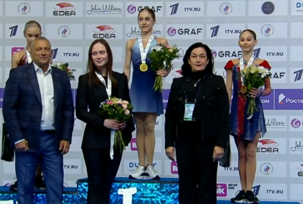 Церемония награждения на первенстве России по фигурному катанию 2023. Алина Горбачева и Софья Федченко в центре. Источник фото: официальный сайт Первого канала. 