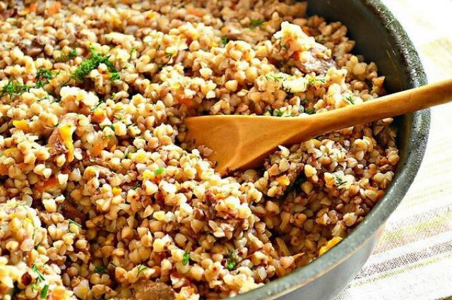 Факоризо, как готовить: Разогреть в сковороде растительное масло, добавить нарезанный полукольцами лук и обжарить 3-4 минуты. Всыпать в кастрюлю чечевицу (можно использовать как красную, так и коричневую чечевицу), влить стакан воды и довести до кипения. Добавить в кастрюлю томатную пасту, соль, перец по вкусу, тмин, рис и лук. Хорошо перемешать, влить 1,5 стакана кипятка, довести до кипения и варить 20-25 минут. Готовое блюдо можно подавать, посыпав измельченной зеленью или свежим луком