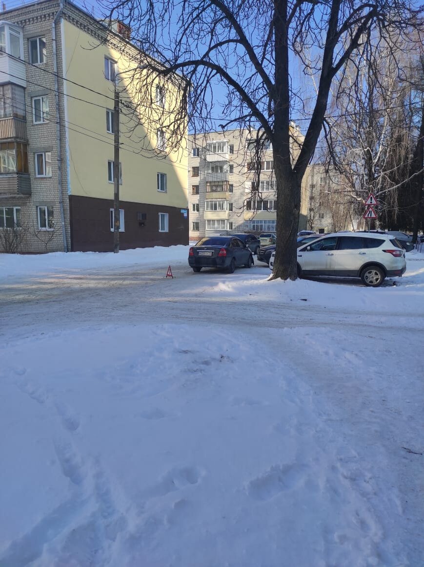    В центре Брянска столкнулись вне оживленной дороги китаец Lifan и роскошный кроссовер Mercedes-Benz avchernov