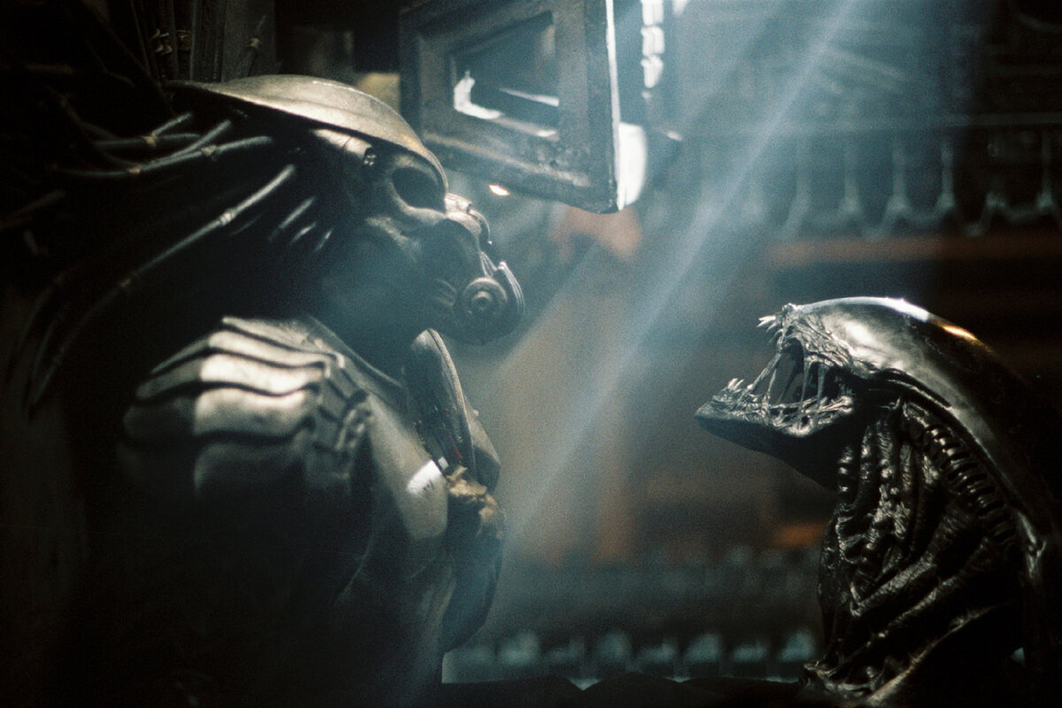 Посмотреть на "Чужого" (справа) в онлайн-кинотеатре с 28 февраля будет невозможно. Всему виной хищники-капиталисты с дикого Запада.  Авторство: KPA / Global Look Press