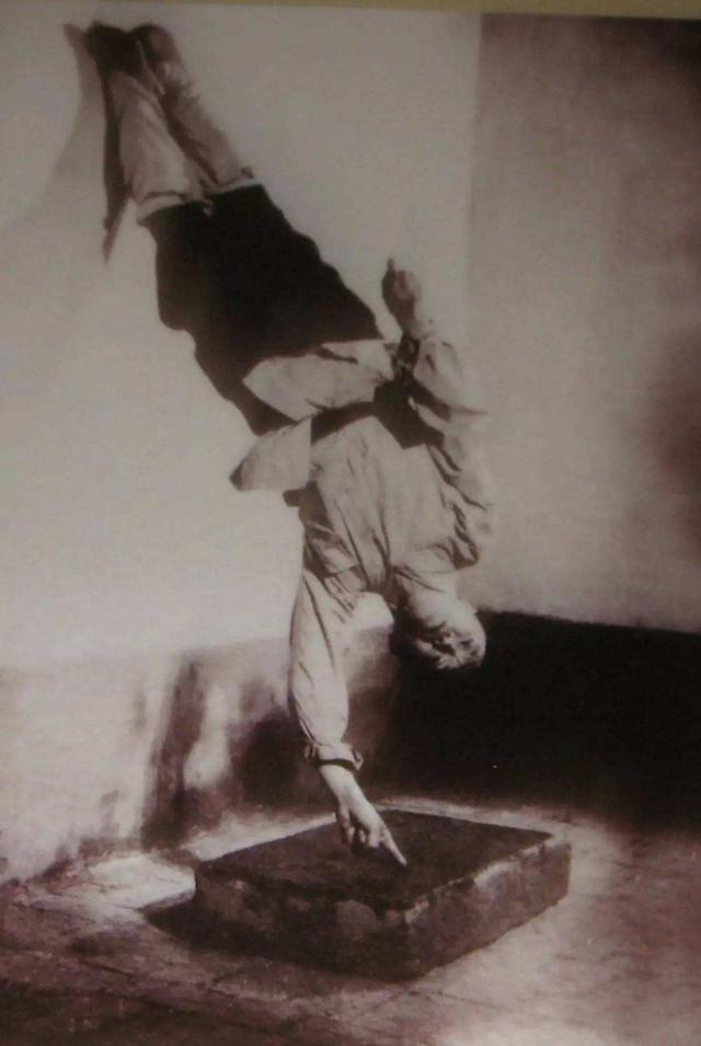 Мастер Хай Дэн (海灯 Hǎi Dēng, 1902-1989). В возрасте 77 лет он стал популярен благодаря своей стойке на пальцах, но затем его репутация оказалась сильно подмочена, что даже потребовало судебных разбирательств, продолжавшихся даже после его смерти.... Однако, обо всём - по порядку!