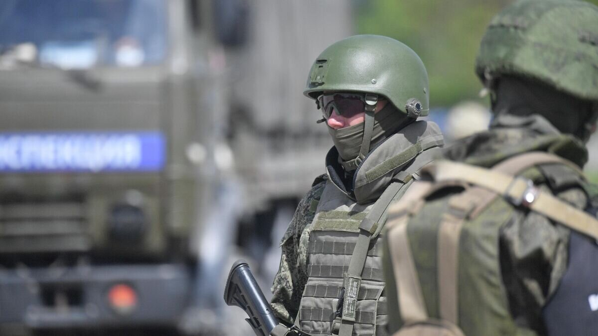    Военнослужащие ВС РФ на блокпосту рядом с территорией завода "Азовсталь" в Мариуполе© РИА Новости / Алексей Куденко