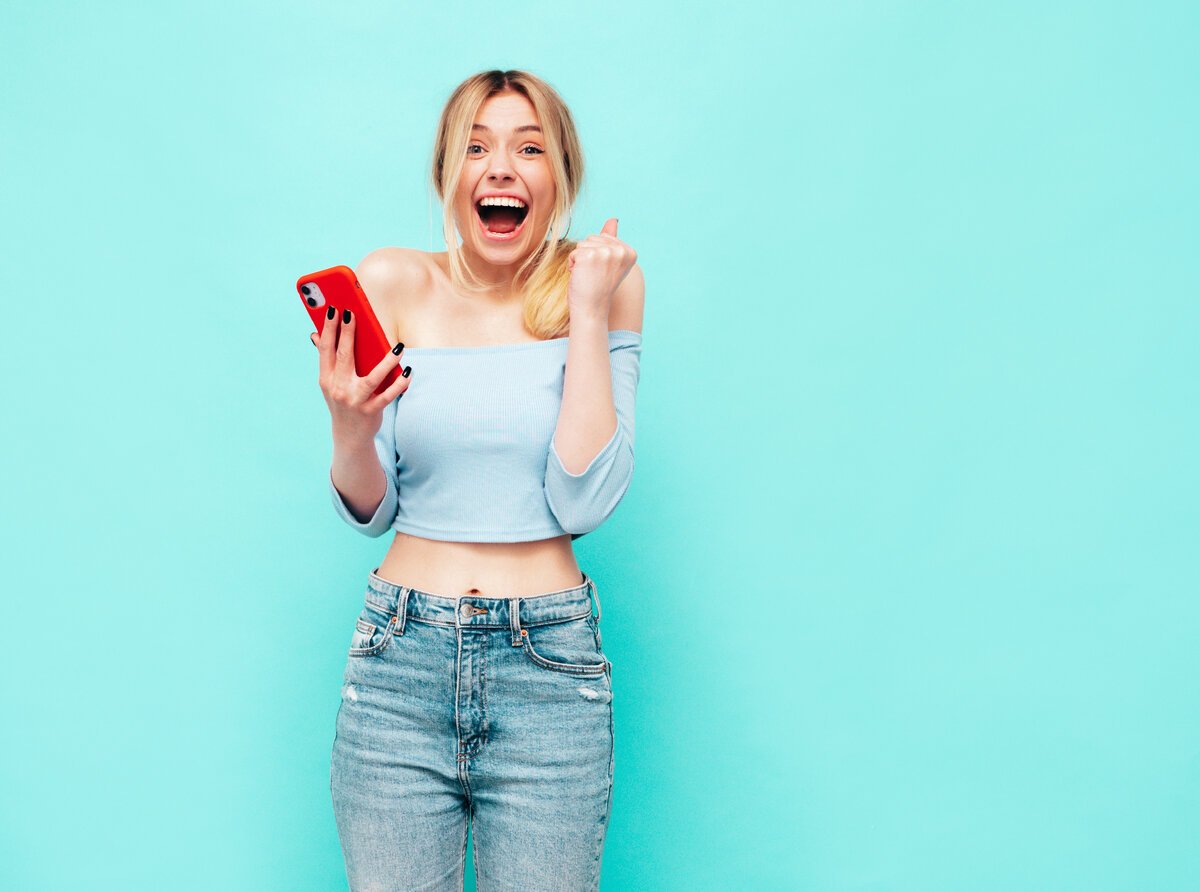 <a href="https://ru.freepik.com/free-photo/young-beautiful-smiling-female-in-trendy-summer-clothes-excited-and-amazed-woman-posing-near-blue-wall-in-studio-shocked-and-lucky-model-reading-modern-device-celebrating-holding-phone_28673827.htm#query=%D0%9B%D0%BE%D1%82%D0%B5%D1%80%D0%B5%D1%8F&position=42&from_view=search&track=sph">Изображение от halayalex</a> на Freepik