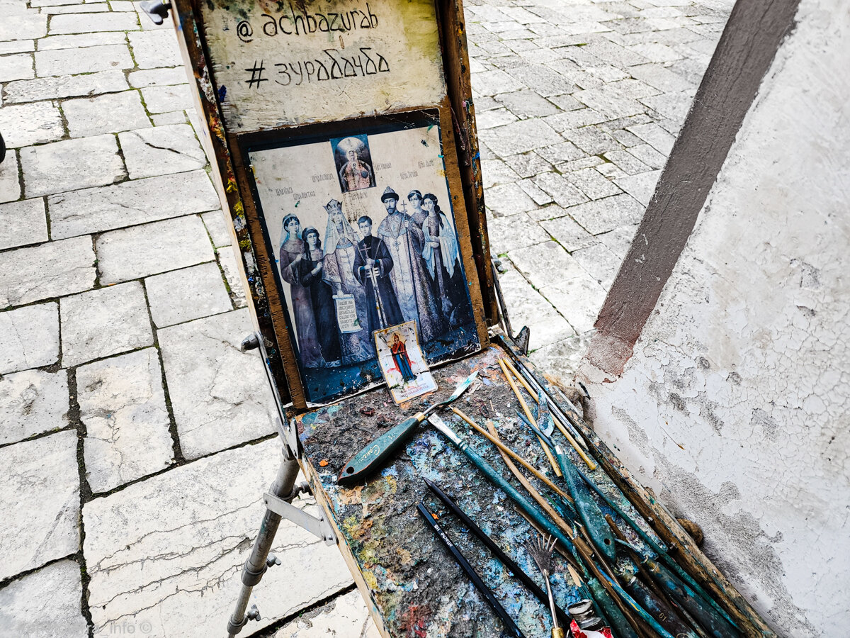 Кисти, мастихины и картина художника, работающего у входа в Новоафонский монастырь. Новый Афон. Фото: Корчагина Татьяна