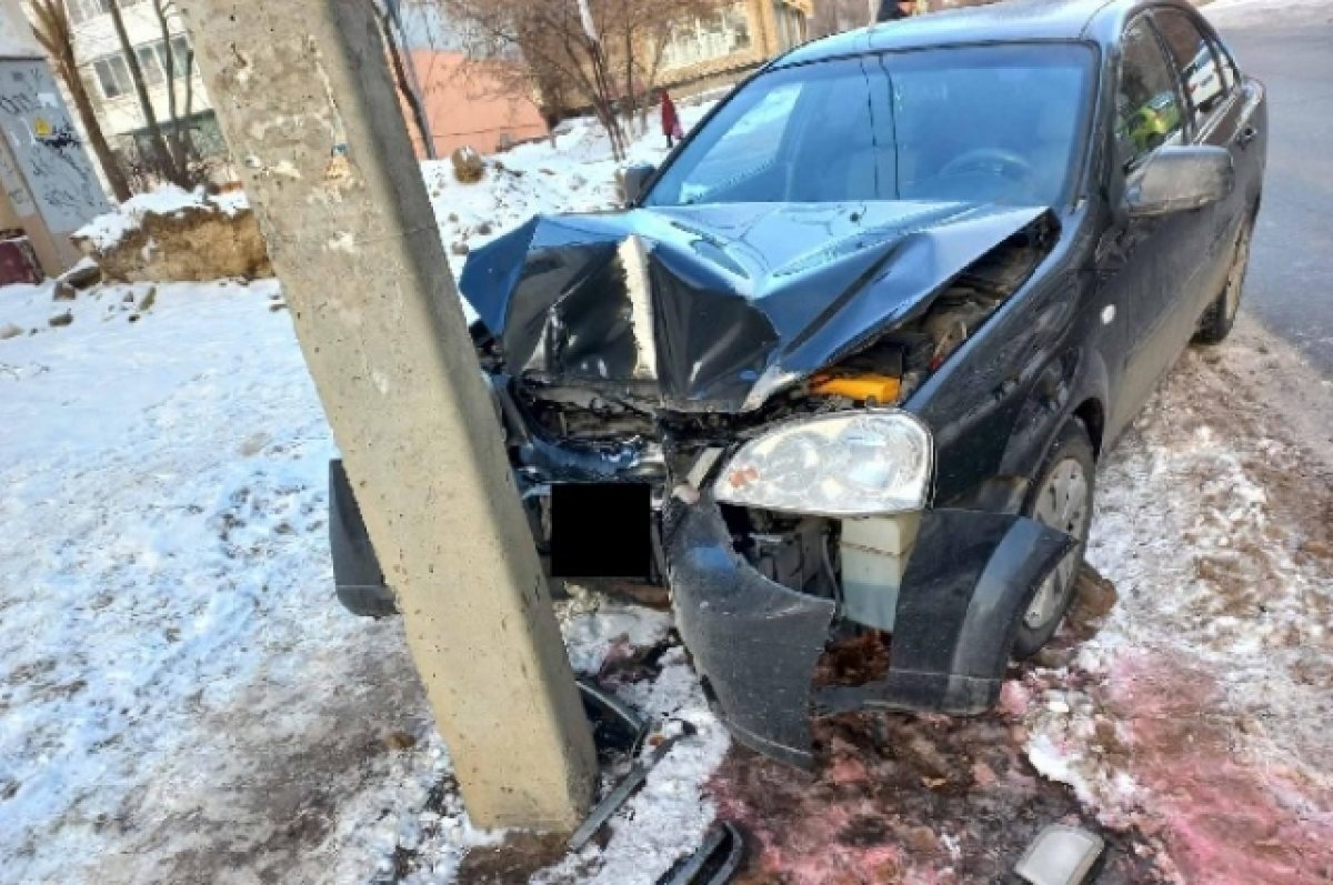    В Самаре водитель «Шевроле» сбил женщину и врезался в столб