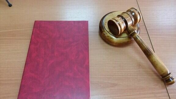     Судья Тракторозаводского районного суда Волгограда Денис Степанюк попросил прекратить его полномочия после трагического ДТП. Судья спровоцировал аварию, которая стоила жизни его 7-летней дочери.