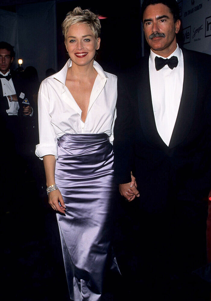 шэрон стоун в белой рубашке. шэрон стоун оскар 1993. шэрон стоун в синем платье. красная дорожка шарн стоун. шэрон стоун в белой рубашке.