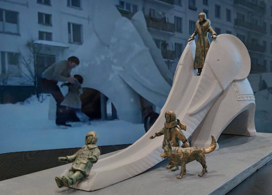 Макет «Слоника» на фоне кадра из фильма «Мужики»