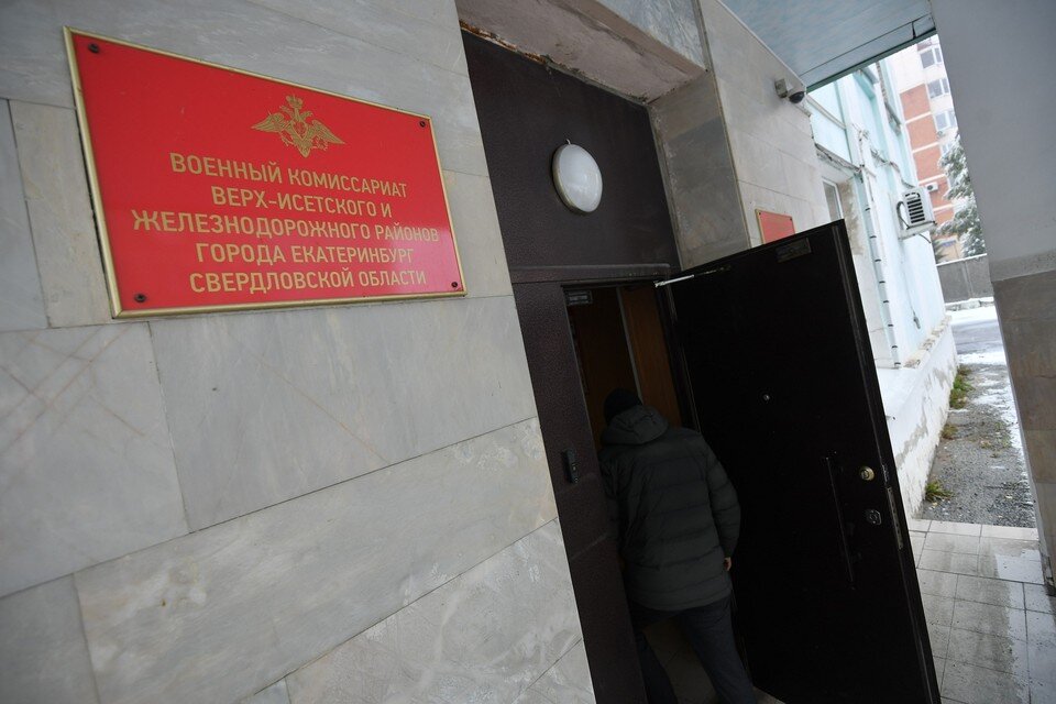     Повестка должна вручаться только работником военкомата либо руководителем или уполномоченным представителем организации Алексей БУЛАТОВ