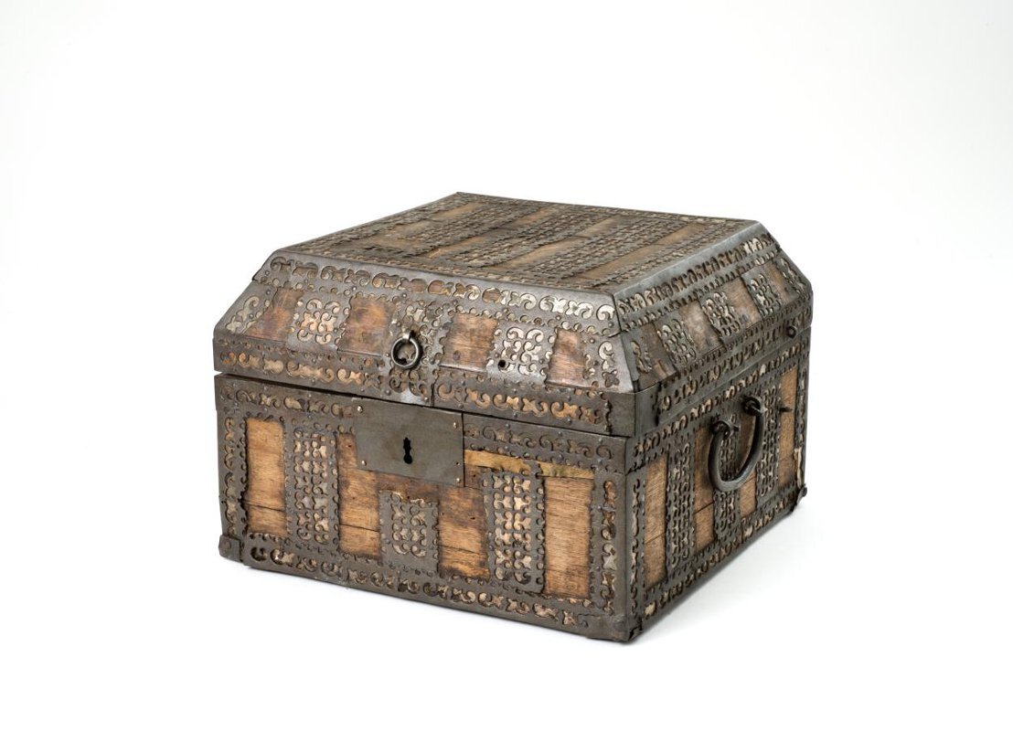 Сундук-укладка с изображением креста. Россия. XVIII в. Дуб, железо, бумага, слюда, ковка, просечка, роспись, золочение (позолота). Внешний вид.