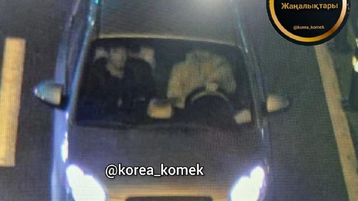    Двое мужчин едут в машине:instagram.com/korea_komek