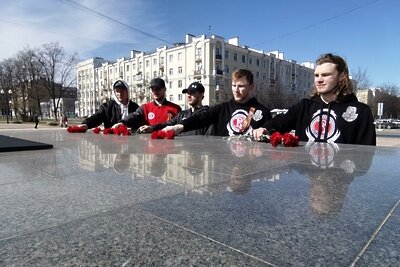    Игроки хоккейного клуба «Витязь» на возложении цветов к Вечному огню в Балашихе ©