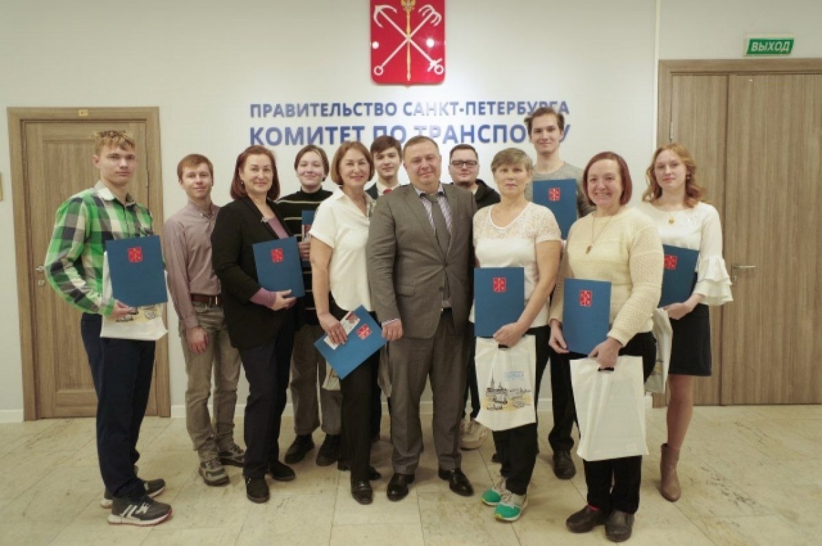   В Петербурге наградили волонтеров, работающих во время закрытия «Ладожской»
