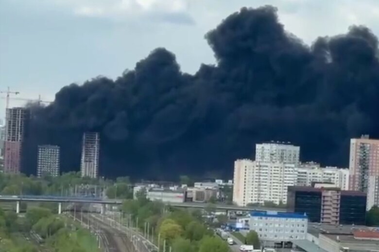Пик пожар. Многоэтажный дом. Пожар в Москве. Пожар многоэтажного дома. Город горит.
