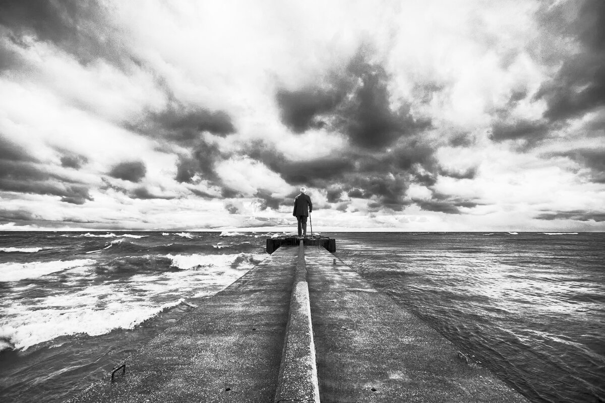 Счастьем нужно жить и ценить в настоящем, а не вспоминать в прошлом. 