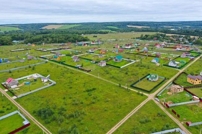 В подмосковном поселке Приозерный проходит акция: купив один участок, второй вы получаете бесплатно.