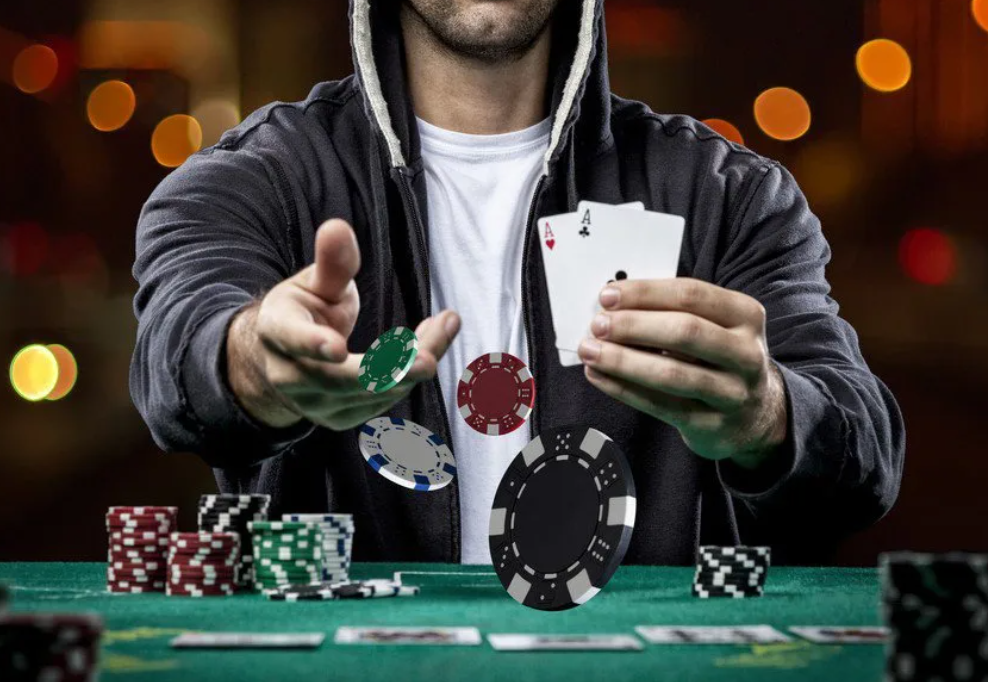 Покер спортивная игра. Майкл Адамо Покер. МАКФИ Покер. Арам Оганян Покер. Игрок в казино.