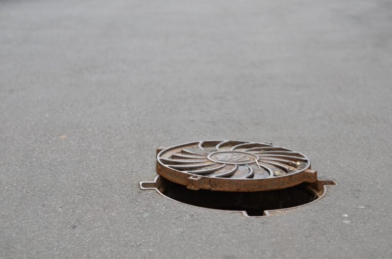    В центре Оренбурга устранили утечку воды из колодца Белов Михаил Александрович