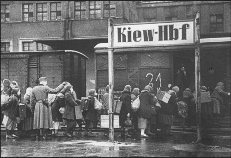 Отправка в Германию. Киев, 1942 год Фото: bundesarchiv.de