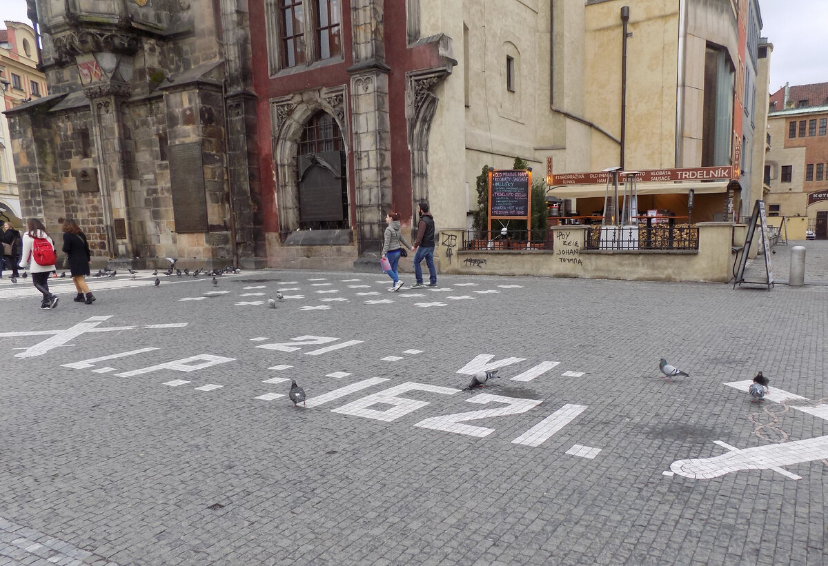 Белые кресты на Староместской площади (фото из личного архива)