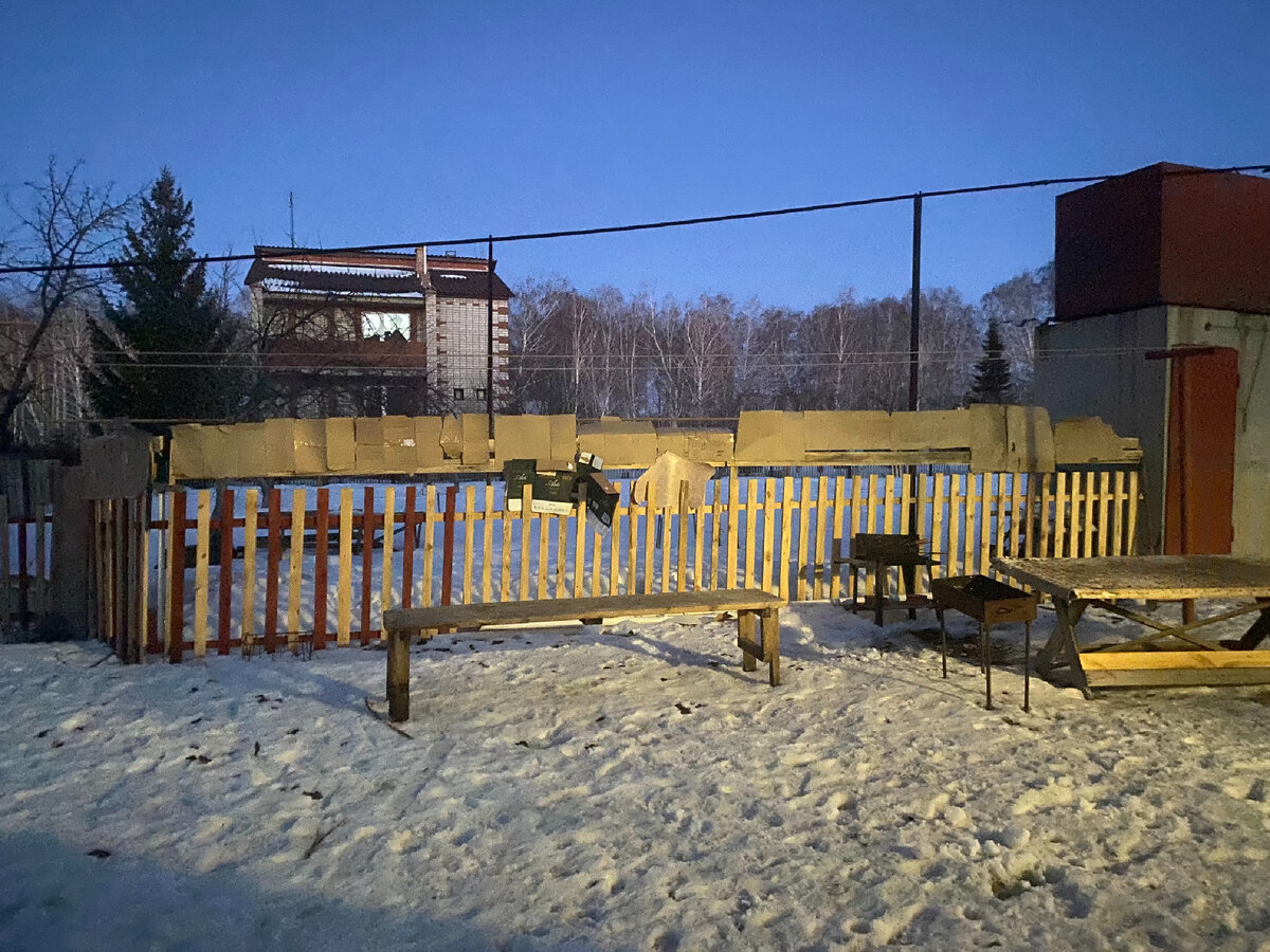 Двор дома.