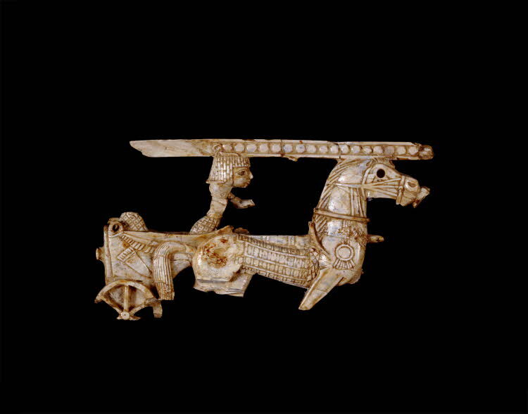 Плакетка с изображением колесницы, нижняя часть плакетки, к сожалению, сильно повреждена. Размеры: 6 на 11 см. Инв. № 132939. В Британском музее с 1962 года. Не экспонируется.