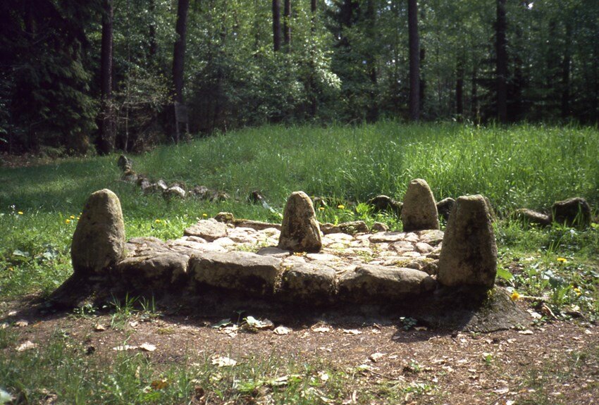 Древний алтарь языческих культов. Вероятно, использовался какой-то общиной или деревней. Фото из открытых источников.