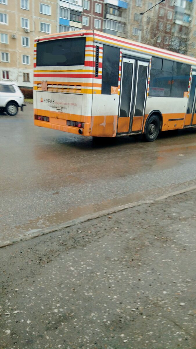 Служебный автобус, высадил меня на остановку.