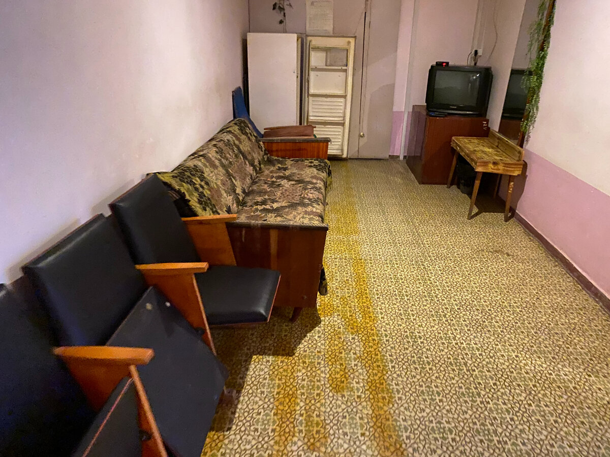 Телевизор даже работает 