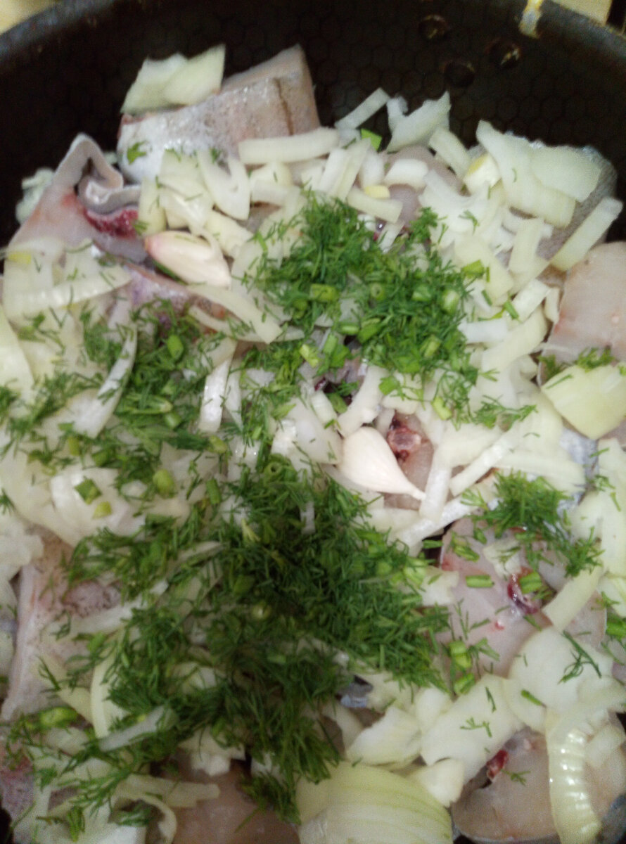 Добавила лук, чеснок, зелень 