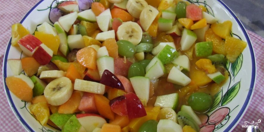 Первый шаг — это подготовка фруктов. Вымойте их и хорошо высушите, чтобы на них не осталось лишней влаги. Затем очистите шкурку, где это необходимо, и нарежьте все фрукты примерно на одинаковые кусочки. Чем мельче нарежете фрукты, тем больше сока они дадут.