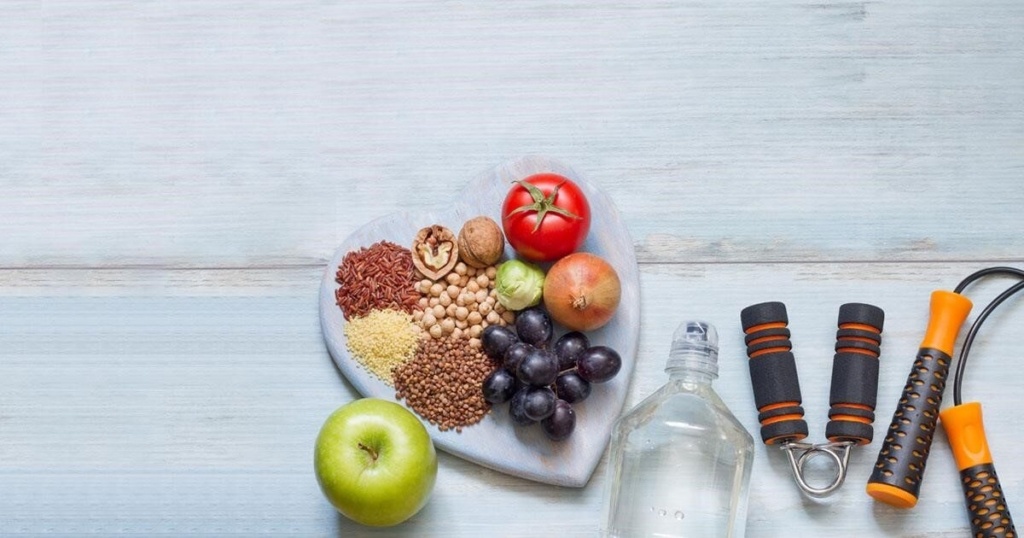 Как похудеть в талии и в животе? Во первых, вам не нужно голодать или изнурять себя жесткими диетами чтобы иметь плоский живот. Наоборот, чтобы скинуть вес, вы должны питаться достаточно сбалансировано и часто, чтобы организм не ощущал стресс и не запасал калории “на потом”.