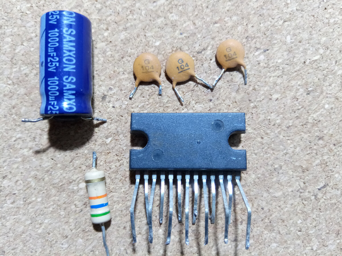 Резистор и керамические конденсаторы у меня немного другие, так как не нашёл под рукой именно тех которые указаны на схеме (на работу это ни как не повлияло)