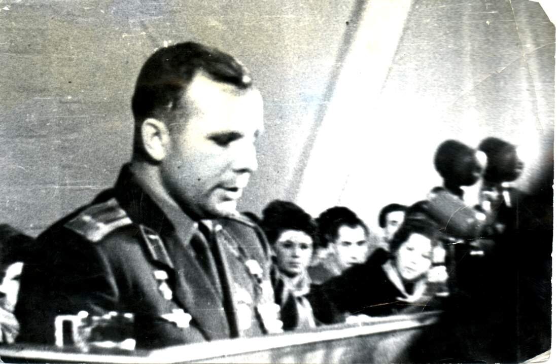 Юрий Алексеевич выступает на слёте молодых строителей Сибири и Дальнего Востока. 1963 год, Красноярск. Фото Валентина Калдина.