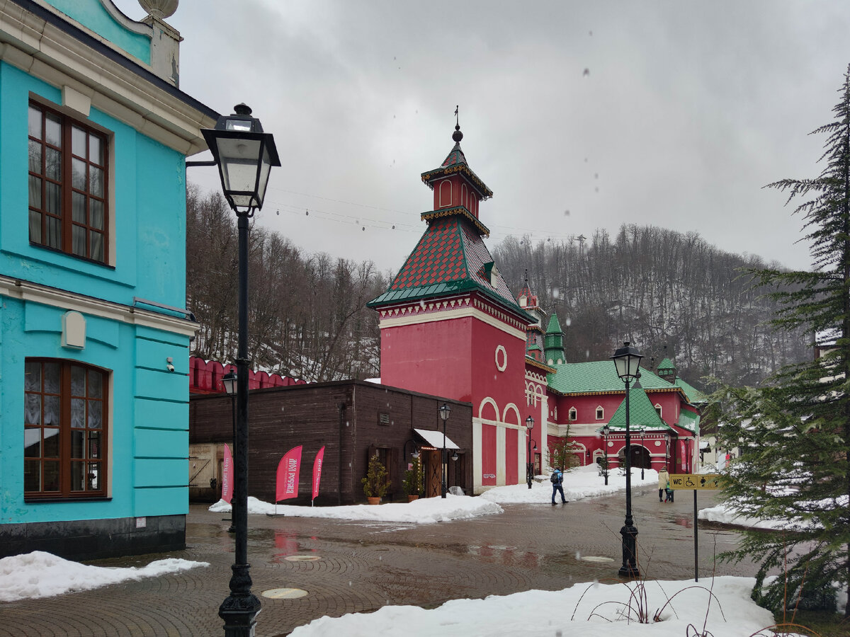 Красный — павильон "Москва", голубой — "Санкт-Петербург"