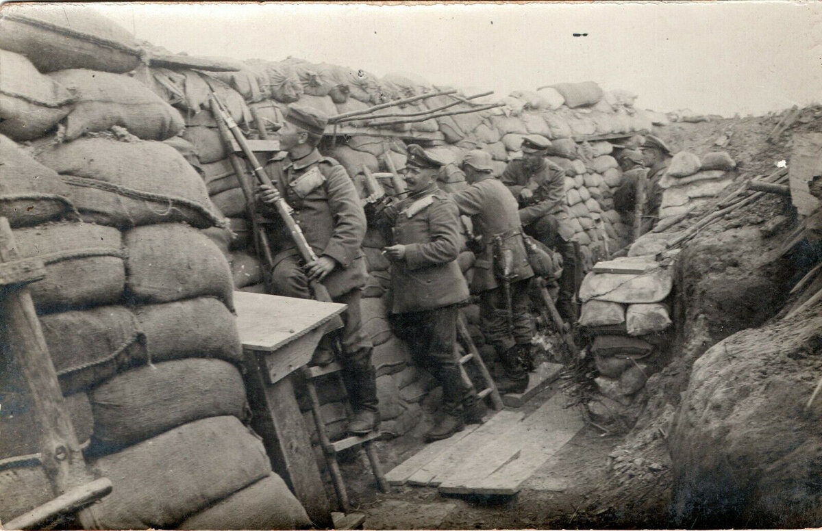 Окопная война, 1915 год. Как в неё воевать, ещё никто не знал: видите странные лестницы? а сами окопы не вырыты, а сложены из мешков с песком. 
Но, что хуже - она оказалась совершенно незрелищной, не пафосной, и убийственно смертоносной. Все красивые картинки куда-то пропали, а наружу вылезла вся гнусная правда... В общем, энтузиазм куда-то запропал, уже в начале 1915 года. Фото: Яндекс.Дзен
