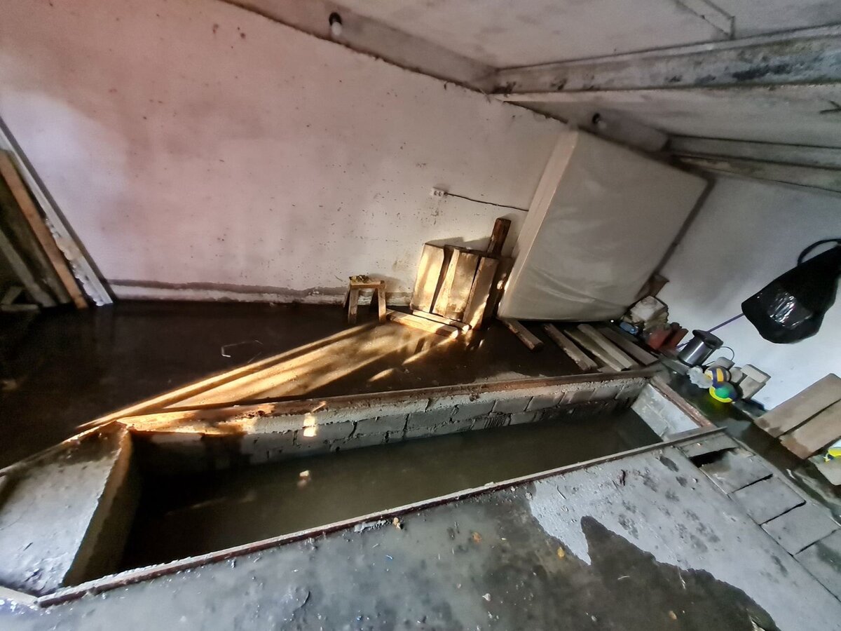 Вот так выглядела смотровая яма в гараже.