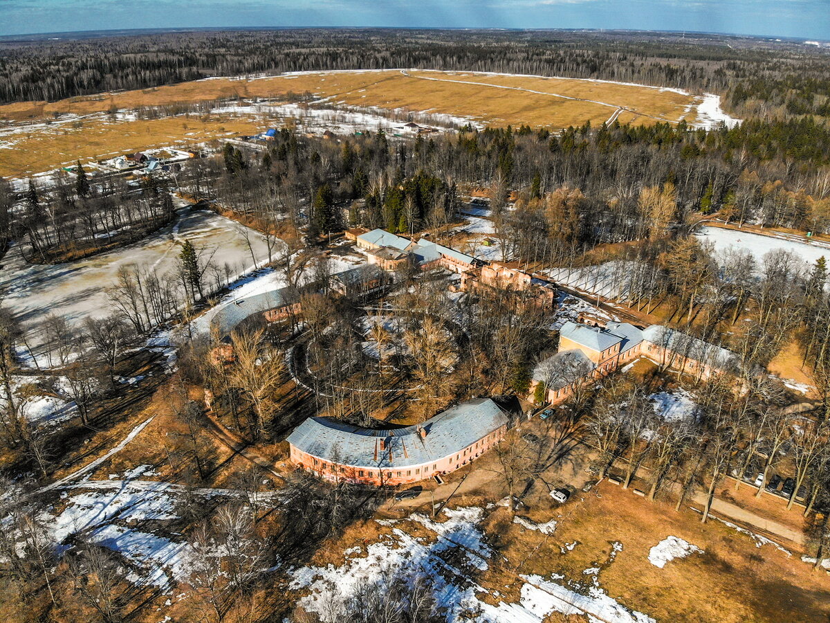 Богатая усадьба рода Апраксиных. Показываю, что от неё осталось, и причём  тут Дерипаска... | По России с фотокамерой | Дзен