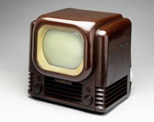 Идея передачи изображения на расстояния идет из глубокой древности, вспомните русскую сказку о «блюдце с наливным яблоком», которое тоже показывало изображение. Первое воплощение этой идеи началось в конце 19 века, и только в 1907 году изобретателем Максом Дикманном был продемонстрировано первое подобие телевизора механического типа, имеющего двадцати строчный экран 3 на 3 см и частоту 10 кадров\с. Принцип электронного телевещания в 1923 году запатентовал наш соотечественник Владимир Зворыкин, эмигрировавший в штаты.