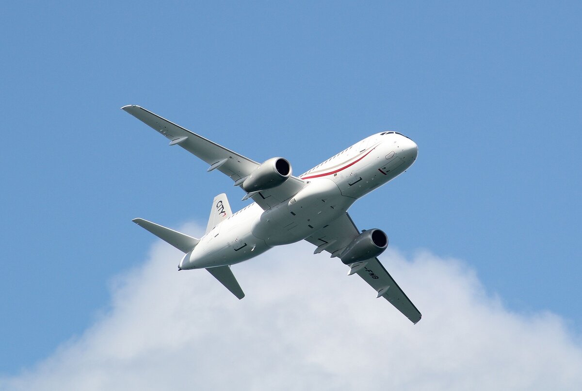 самолет SSJ-100