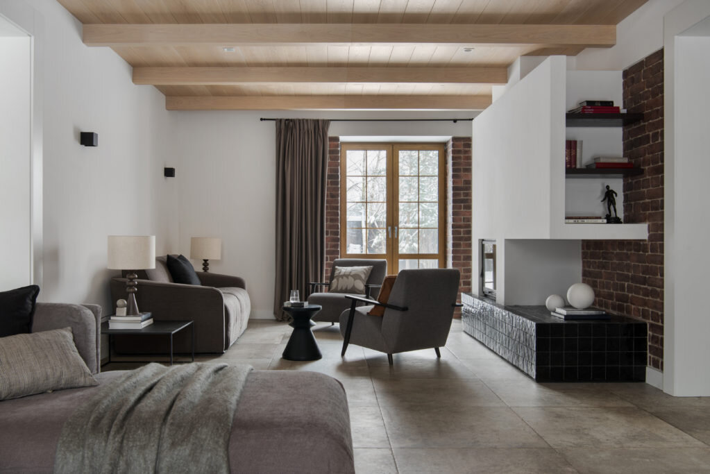 Гостиная. Прямой диван, Milano Bedding; угловой диван, The Idea; камин облицован плиткой, Equipe; кресла, Barcelona Design; металлические столики, Calligaris; деревянный табурет, La Redoute; настольные лампы, Zara Home; текстиль на окнах, Truffaldino Decor.