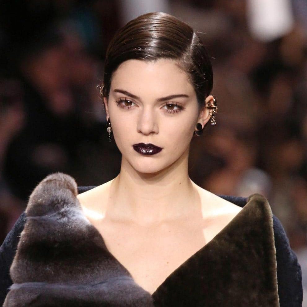 Магический оптический эффект: если пробор делать ровно посередине, волосы кажутся менее объемными, чем если сделать его сбоку. Не благодари!