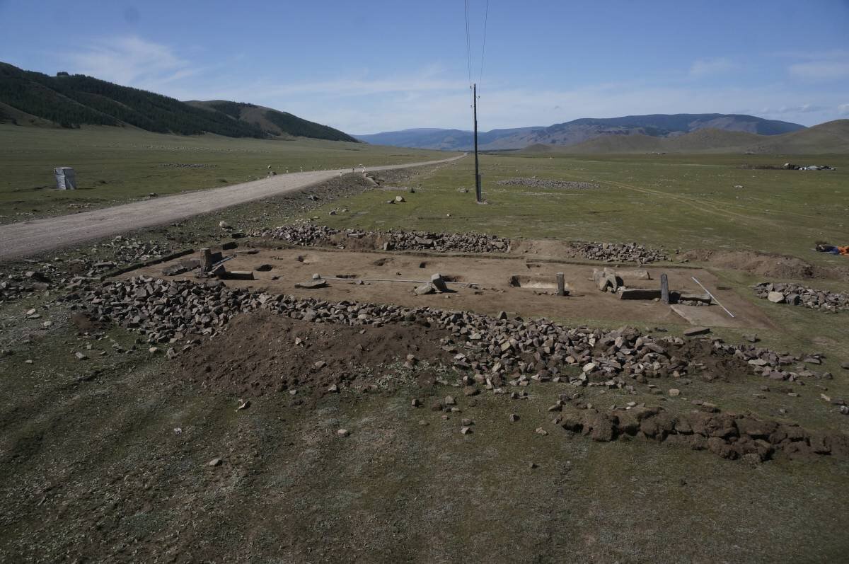 Выставка «Следы древних путников: менгиры, оленные камни, херексуры…» (до 25.12.21)