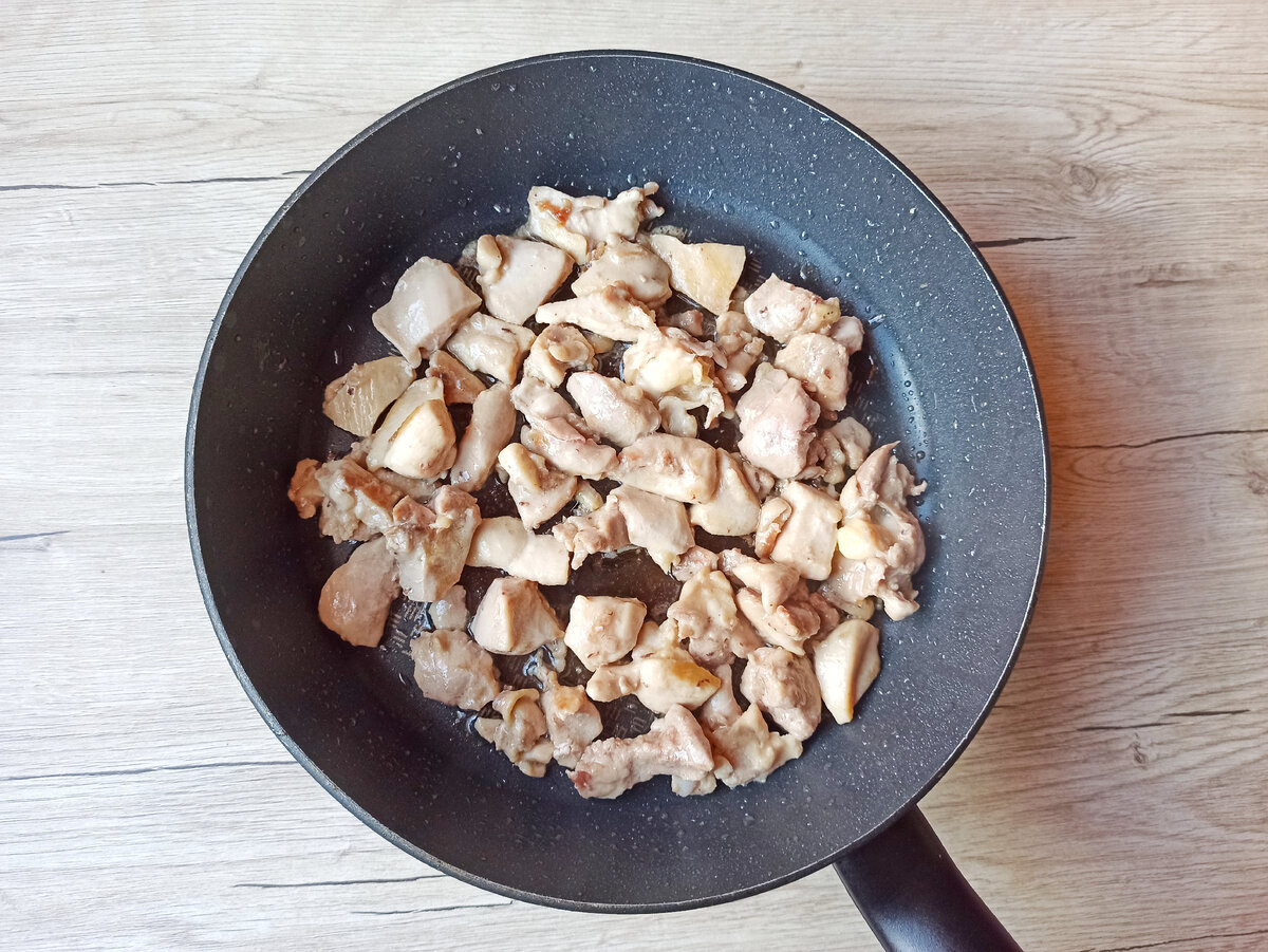 Обжаренные кусочки куриного бедра