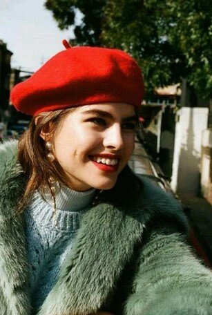 Красотка в красном берете, 90-е. Фото: открытый источник.