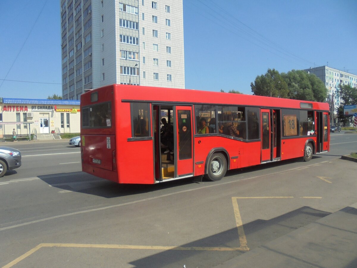 2019 г., г. Казань, МАЗ-103 в фирменном цвете казанского автобуса - красном
