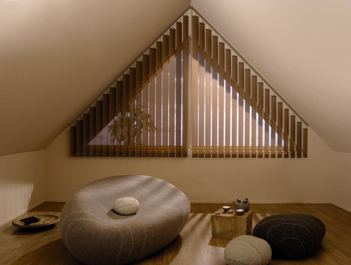 Жалюзи на скошенные окна в бревенчатом доме